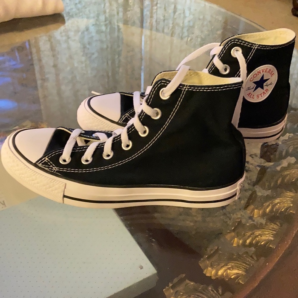 Black high top converse.